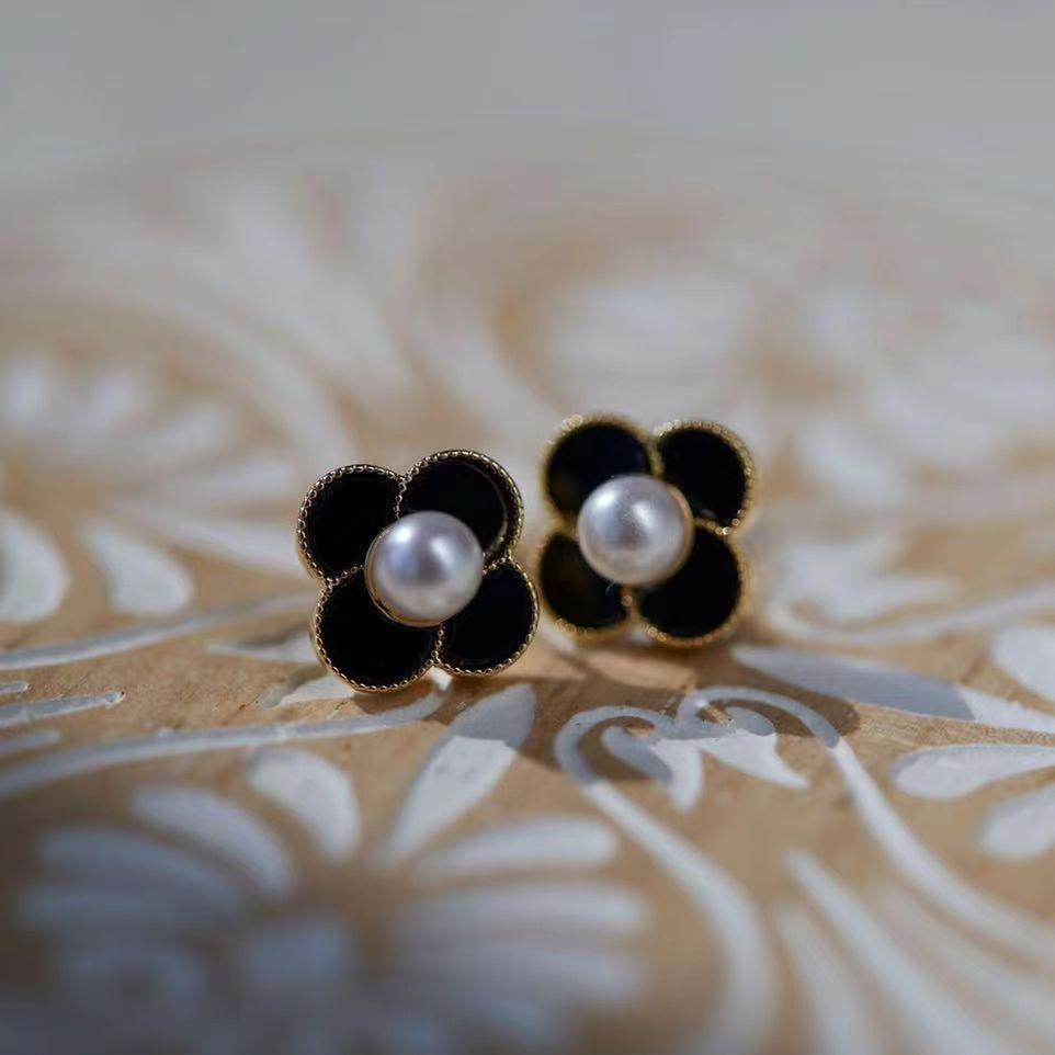 Retro Black Xiaoxiangfeng Stud Earrings Women's Fashion Elegance Temperament High-end Earrings Bow Love Versatile Earrings