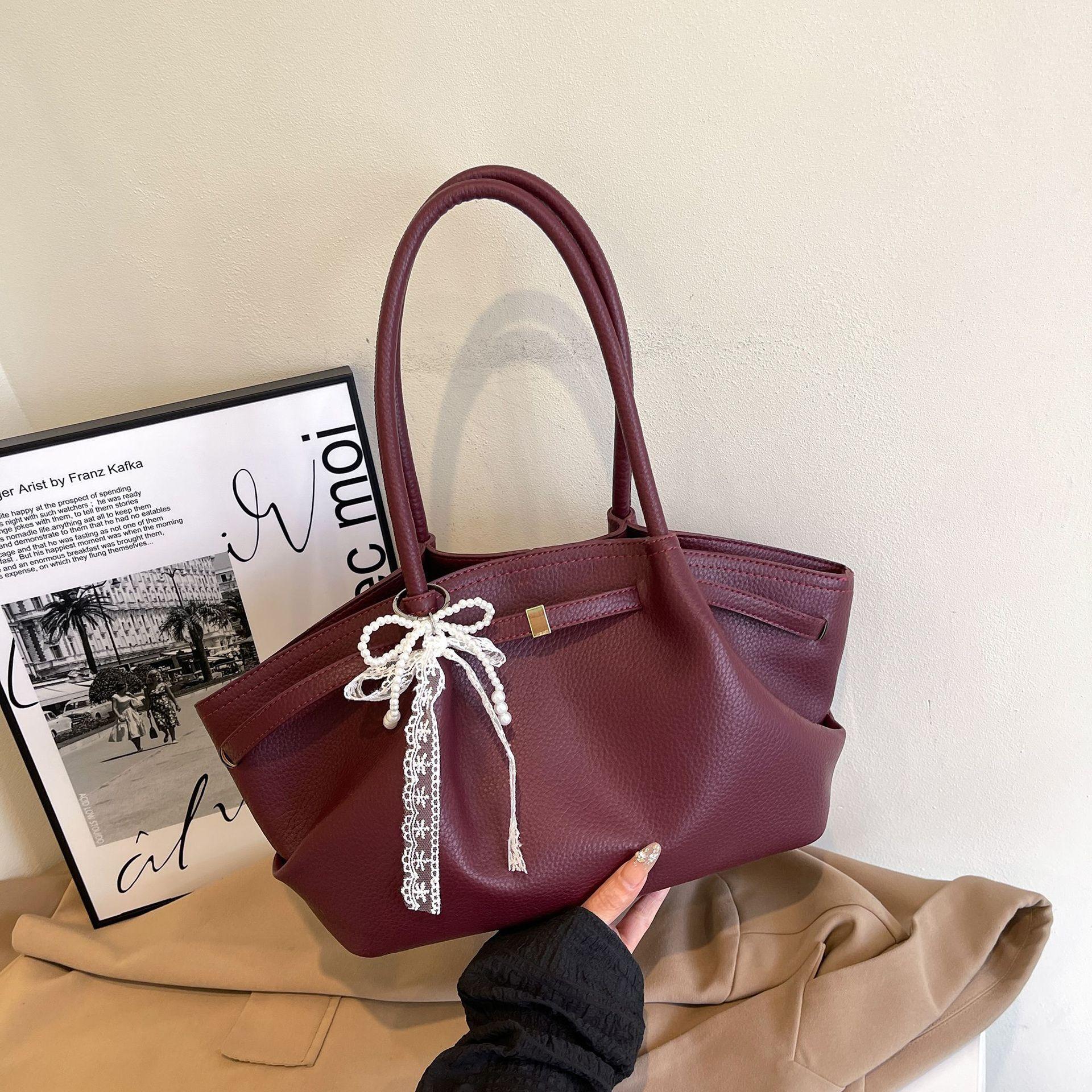 

2026 Large Capacity Wrinkle Underarm Tote Bag Simple Solid Color Soft Leather Women s Commuter Shoulder Bags Gifts For Lady with Pendant красный