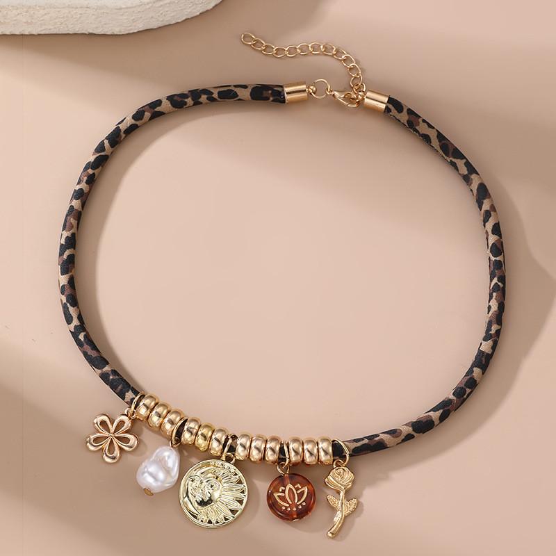 Punk Geometric Heart Bow Pendant Necklace For Women With Zinc Alloy Chain