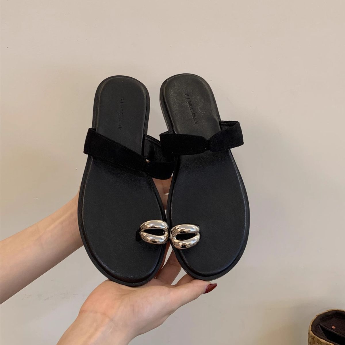 

Niche metal set toe slippers women s outer wear summer new Korean simple casual flat sandals seaside beach shoes 40 чёрный