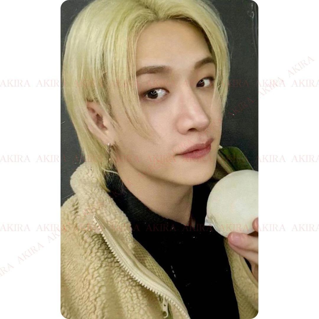 

STRAY KIDS DO IT ПОПЕРЕДНЄ ПРОСЛУХОВУВАННЯ МАСКАРАДНИЙ ЗАХІД ОФІЦІЙНА ФОТОКАРТКА BANGCHAN