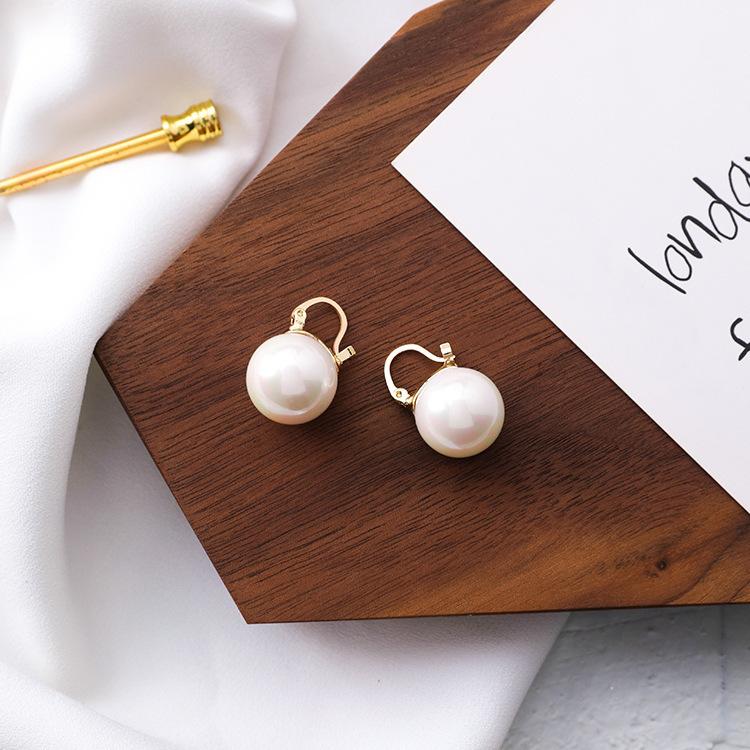 Маленькие серьги на ветру, холодные серьги, большие серьги-гвоздики с жемчугом, жемчужные серьги с преувеличенным темпераментом