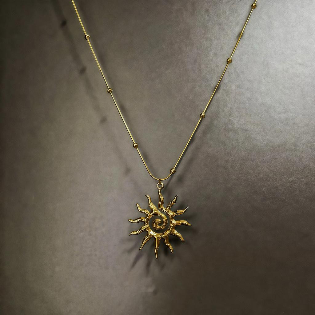 New Fashion Vintage Chic Sun Shaped Pendant Necklace for Women Simple Collarbone Chain Daily Accessories Party Jewelry Gifts