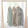 Frühlings- und Herbst-Herren-Langarmshirts mit Streifen sind trendy, bequem, vielseitig und einfach. Hemden für junge Männer.