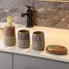 Badezimmerzubehör Retro Brennofenmuster Keramik Händedesinfektionsflasche Seifenschale mit Ablauf Mundspülbecher Badezimmer-Set Vierteiliges Set