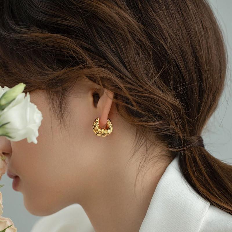 Wind Metal Thread Geometric Twist Horn Ear Buckle Earrings Year French Simple Light Luxury Earrings