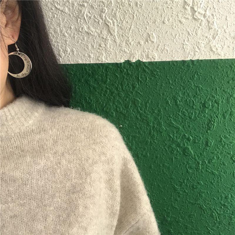 Trendy Retro Moon Pendant Earrings: Versatile and Fashionable Ear Hooks for Women