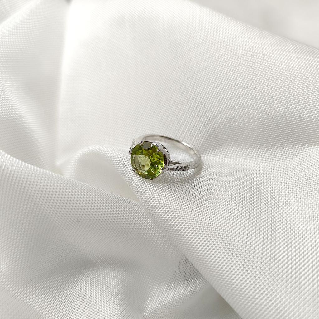 Серебряное кольцо с хризолітом, фианитами, вес изделия 3,94 гр (2174462)