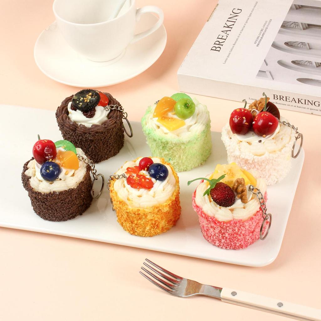 PU-Mousse-Kuchen-Schlüsselanhänger mit Kokosflocken & Sahne - Französisches Brot-Ornament