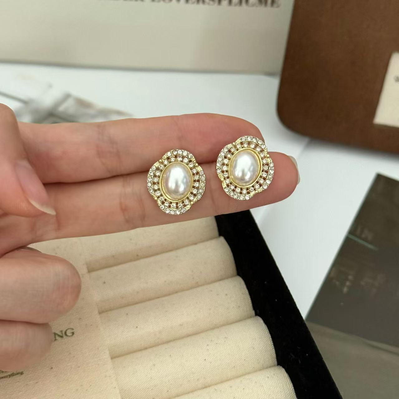 

French Retro Oval Pearl Earrings: Elegant High-End Geometric Design for Women