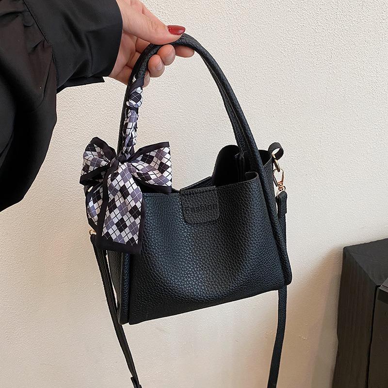 This New Fashionable and Popular Vegetable Basket Handbag Bag Women's Bucket Bag Commuter Shoulder Messenger Bag Spring