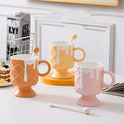 Kreative Sahne-Eis-Kaffeetasse mit Rührlöffel Keramiktasse Ins High Beauty Milchtasse Weiblicher Haushaltsbecher Geschirr Geschenk