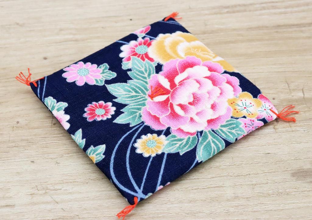 Castle Enterprises Mini Cushion for 5 Assorted Designs Random Pattern x Made in Japan Maneki-neko (Lucky Cat) Ornaments, (Blue), (10cm 10cm),