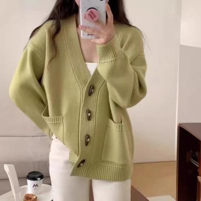 Suéter de cuello en V holgado y suave de otoño e invierno con botones de cuerno de vaca para mujer