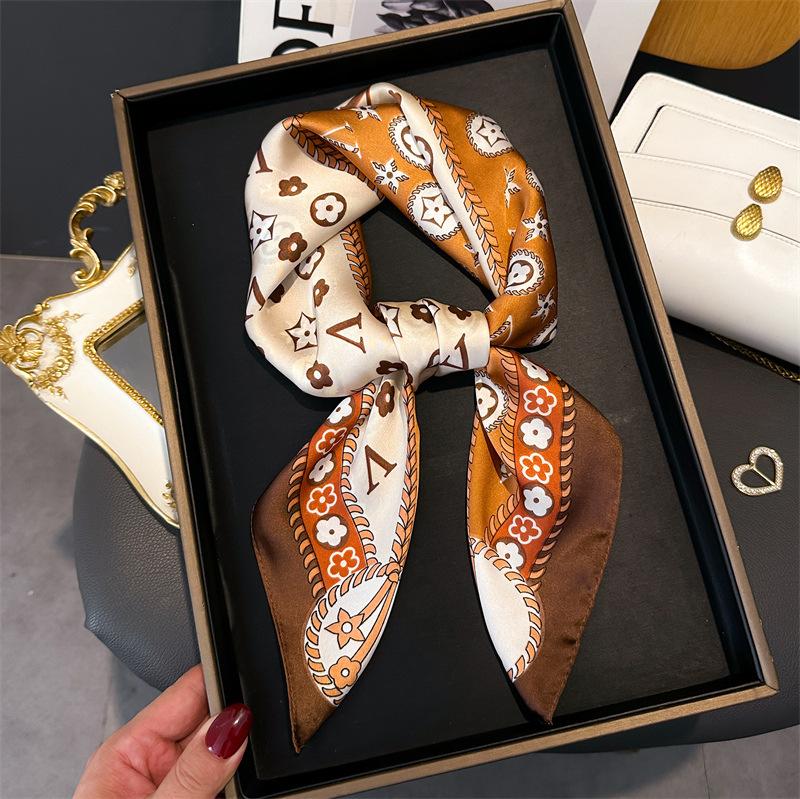 Retro Style Niche Small Square Scarf Simulation Silk Silk Scarf Headscarf Women'S Spring And Summer Scarf Printed Neck Protection Scarf Scarf