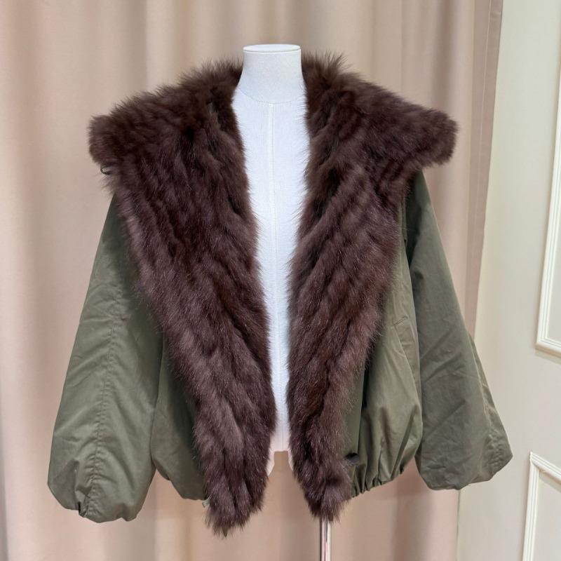 The New Model of the Real Shot Is Overcome by the Navy Collar Jacket, Women's Short Goose Down Jacket, Real Hair Fox Fur Coat.