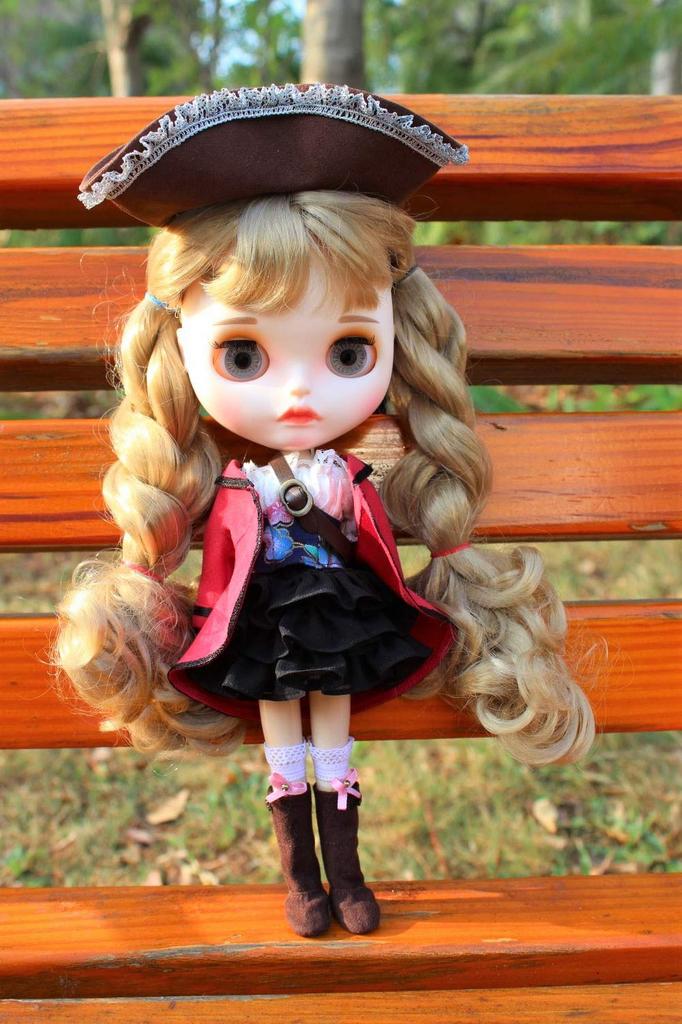 Dolly Para Blythe Costume: Pirate
