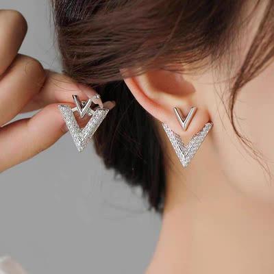 Niche Design V-Shaped Diamond Stud Earrings: High-End Light Luxury, Wearable Front & Back Aesthetic Jewelry for Women.