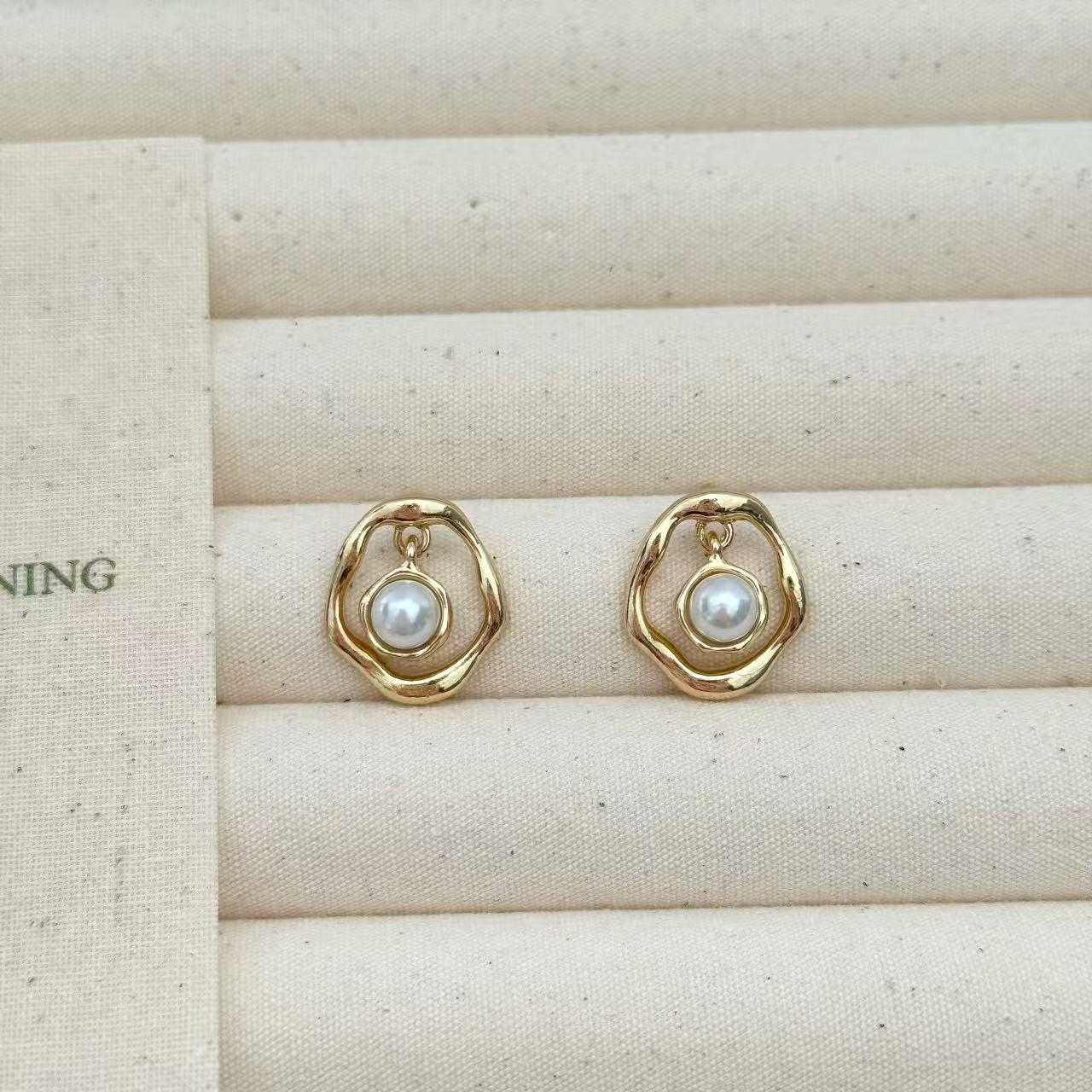 

Elegant Geometric Pearl Stud Earrings for Women - Chic Luxury Fashion золотий
