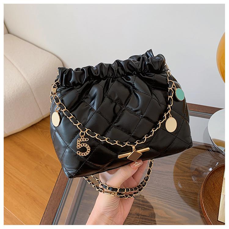 

М яка шкіра великої місткості модна ромбоподібна текстура вишивки нитками сумка-відро жіноча осіння корейська версія приплив чорний