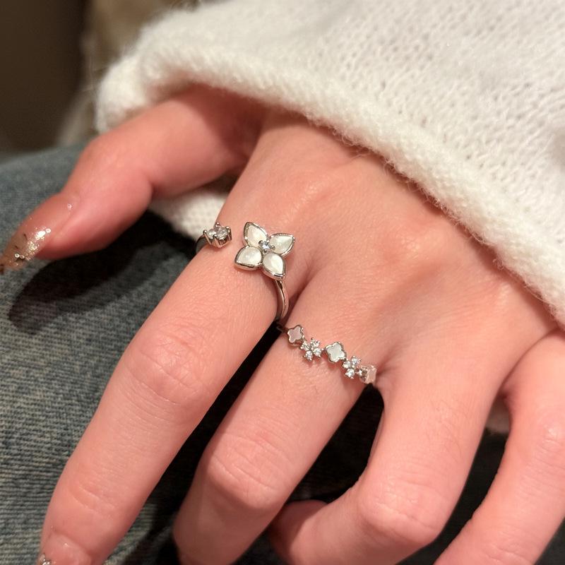 Zircon Four-Leaf Clover Open Ring for Women: Fashionable and Versatile Everyday Index Finger Accessory.