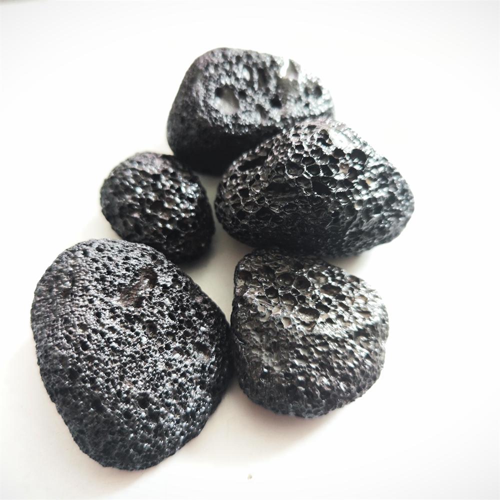 Natürliches Filtermedium für Aquarien aus Vulkangestein. Natürliche Vulkangesteine, natürlich geformte unregelmäßige Vulkangesteine ​​zur Dekoration oder Sammlung.