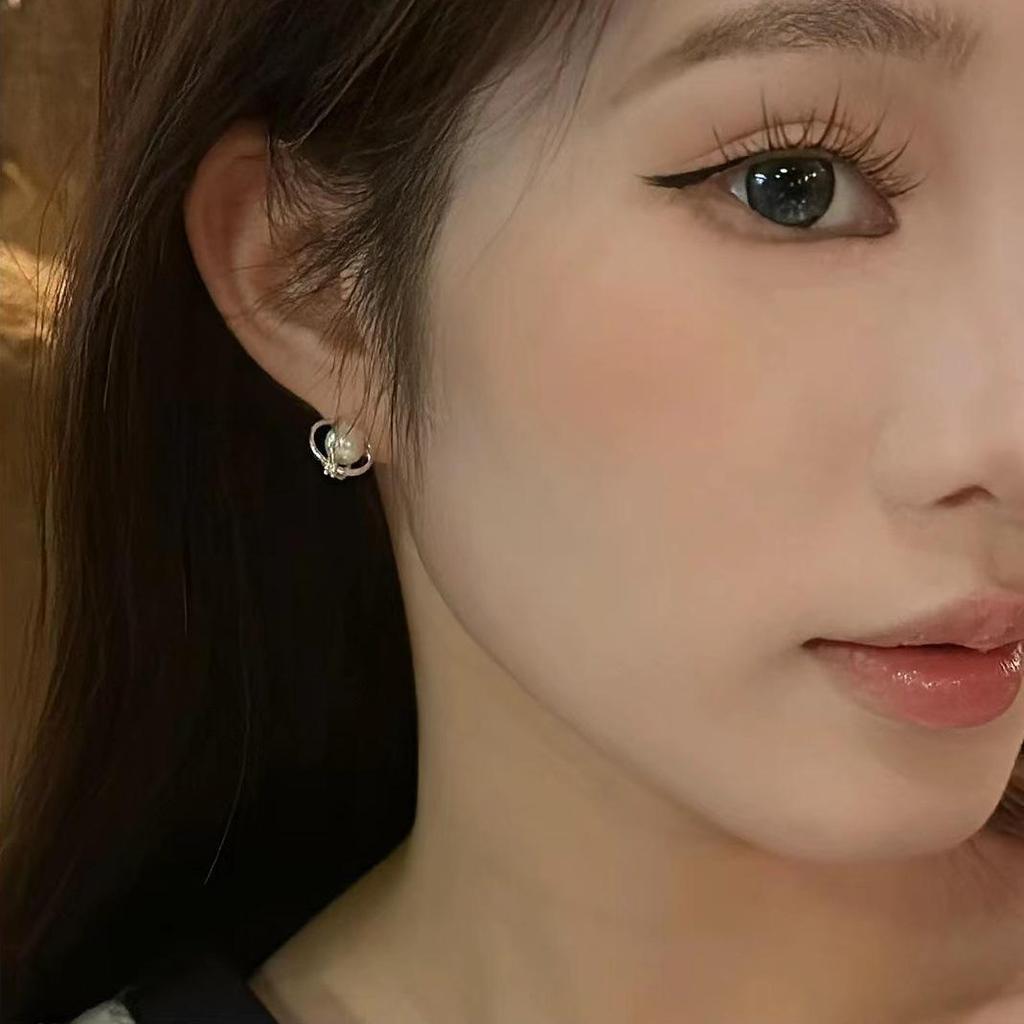 Promise You the Stars: Elegant and Unique Planet Pearl Earrings for Women