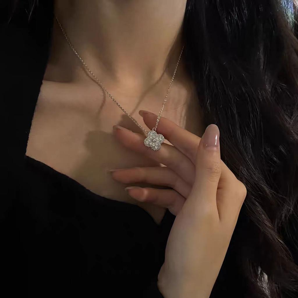 Collier délicat en acier titane pour femme avec trèfle à quatre feuilles, de luxe, léger, sans perte de couleur, de qualité supérieure, avec chaîne en os et pendentif porte-bonheur