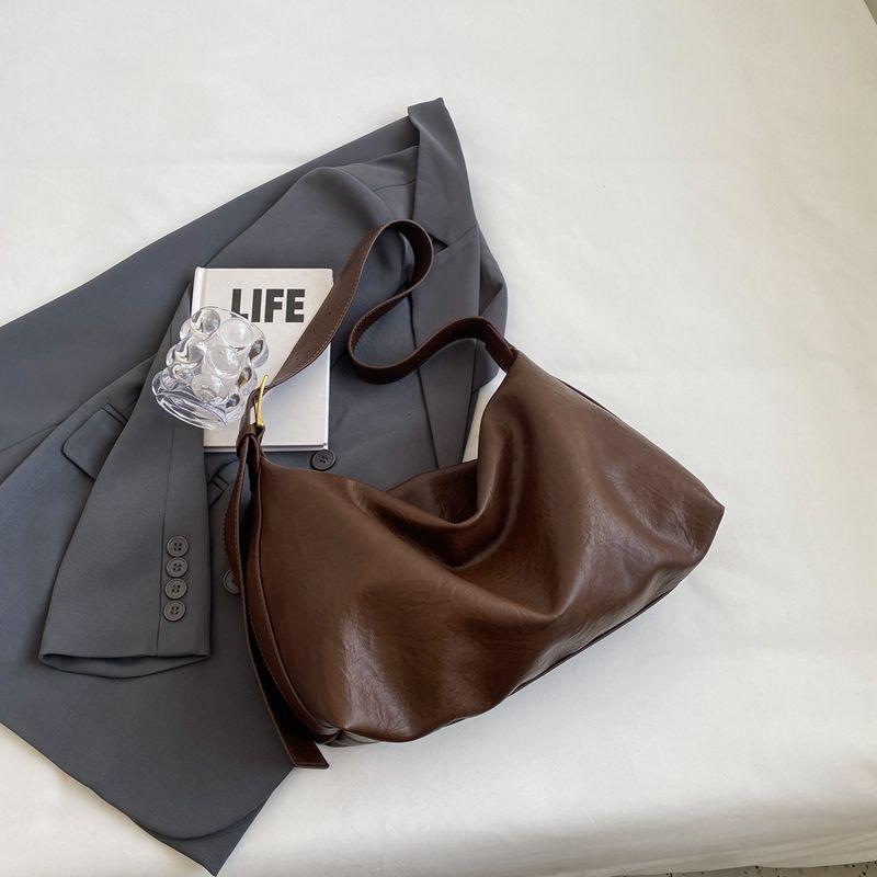 

Autumn and winter new simple high sense 2025 new versatile work this year popular casual women s messenger bag