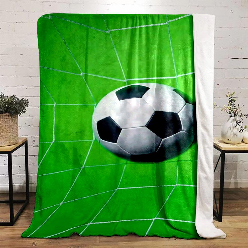 Coperta in flanella con stampa di pallone da calcio su campo verde per camera da letto, soggiorno, divano e pisolino