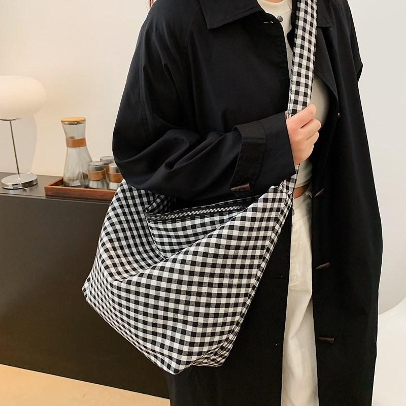 Leisure Lazy Wind Large Capacity Canvas Bag Student Class Commuter Tote Bag Literary Leisure Shoulder Tote Bag