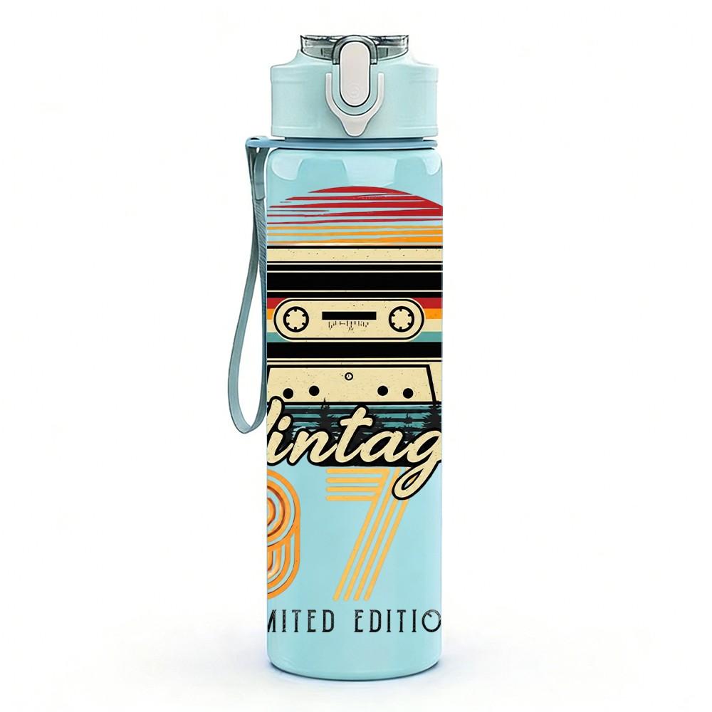 1PC Vintage 1976 Cassette Tape Print 750ml Color Plastic Sports Water Bottle Leakproof Flip Straw Lid Suitable for Sports Office Home Use