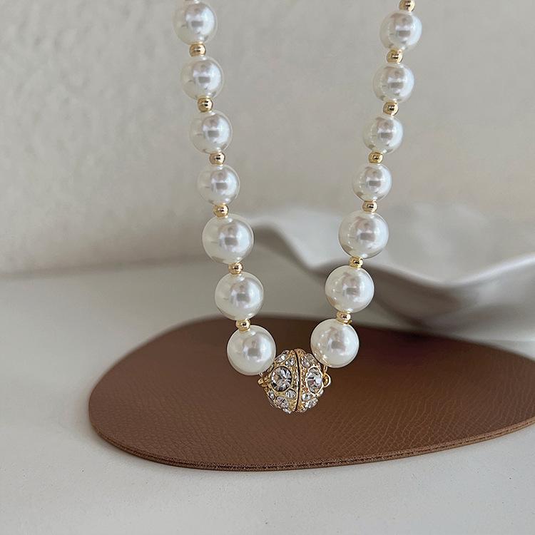 2023 French Retro Pearl Choker Necklace: Trendy, Luxurious Clavicle Chain for Women