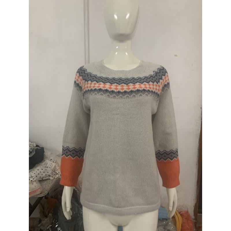 Женский свитер большого размера с круглым вырезом и цветными блоками — фото 4