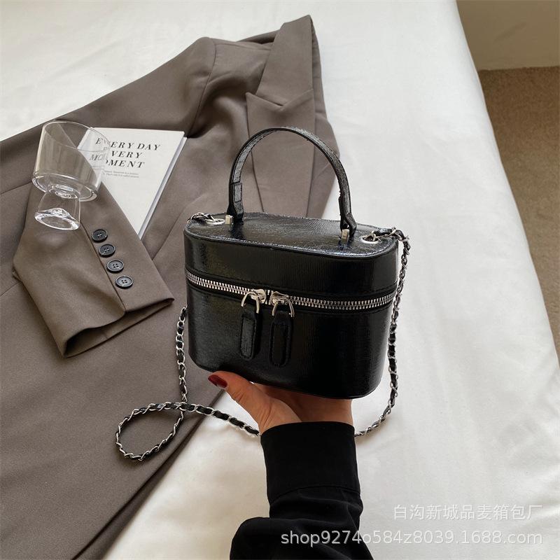 

French niche design handbag women s 2025 new trendy temperament chain small square bag foreign style crossbody bag чёрный