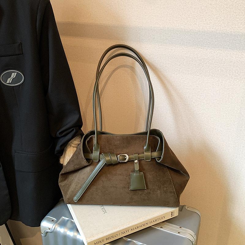 

French niche baguette underarm bag simple matte women s bag women s 2025 autumn new fashionable foreign shoulder bag зелёный