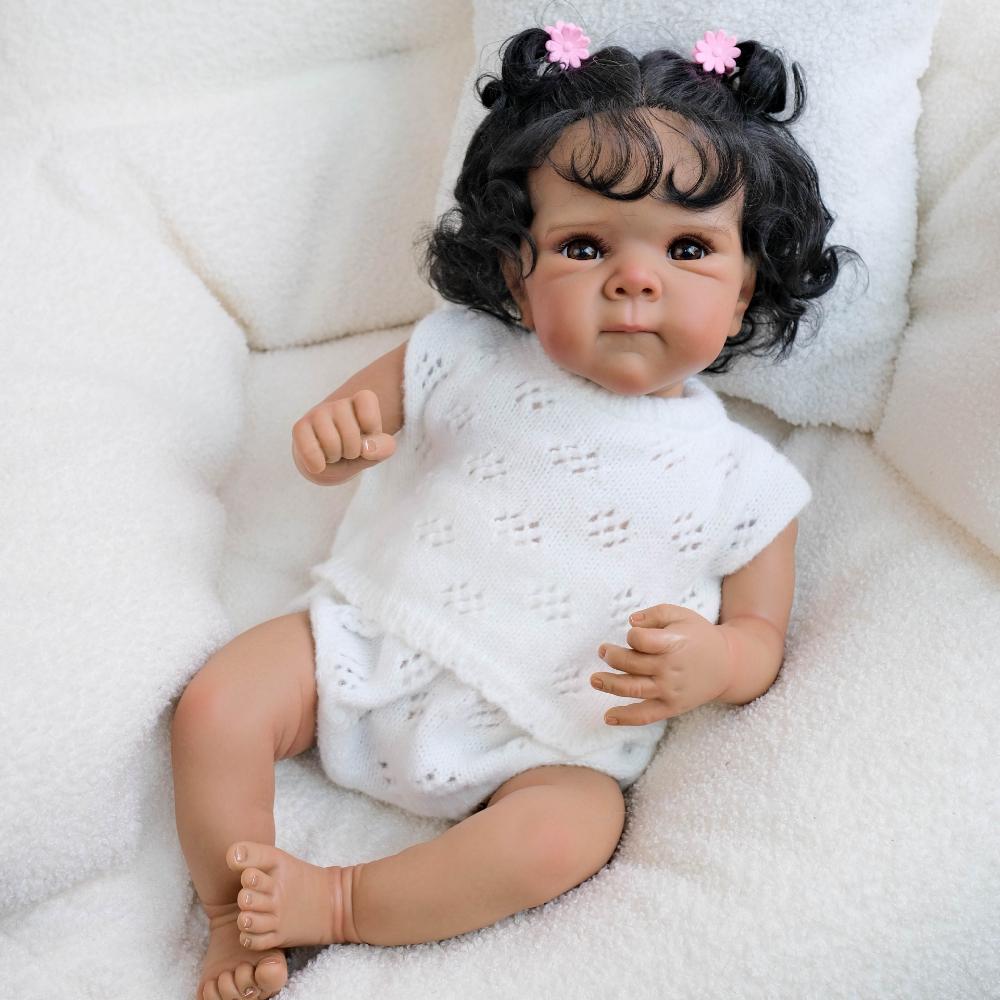 18 Zoll Schwarze Haut Reborn Babypuppen Bettie Weicher Stoffkörper Lebensechte Simulationspuppe Trägt Weiße Strickanzüge Niedliche Wiedergeburtspuppe für Kind Weihnachtsgeschenk