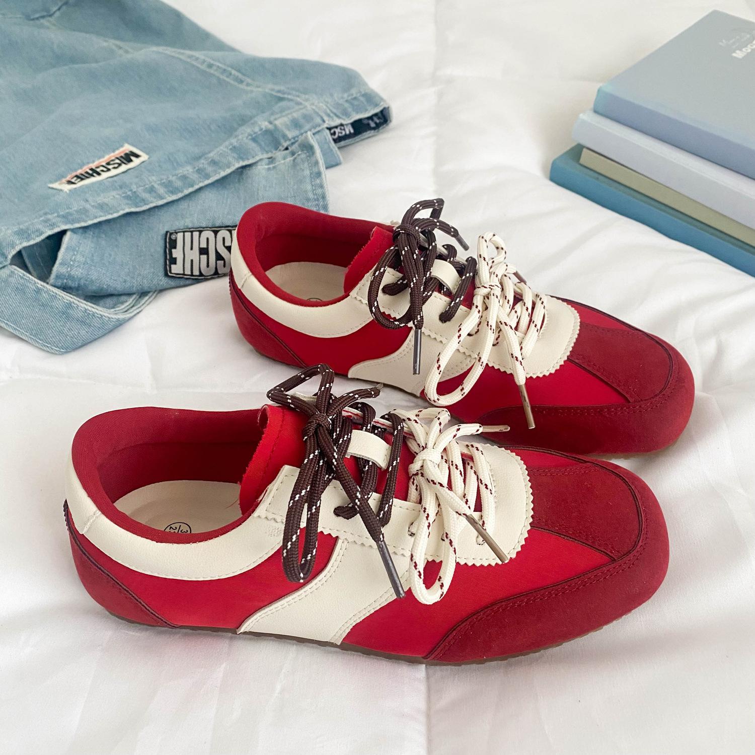 

Christmas red lightweight Forrest Gump training shoes women s 2025 new niche design flat-bottomed casual retro Hong Kong style board shoes 40