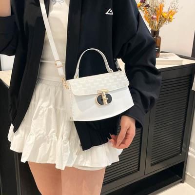 Einfache Texturverschluss 2025 Trenddesign modische Farbabstimmung Textur schräg über der Schulter tragbare kleine quadratische Tasche Damen