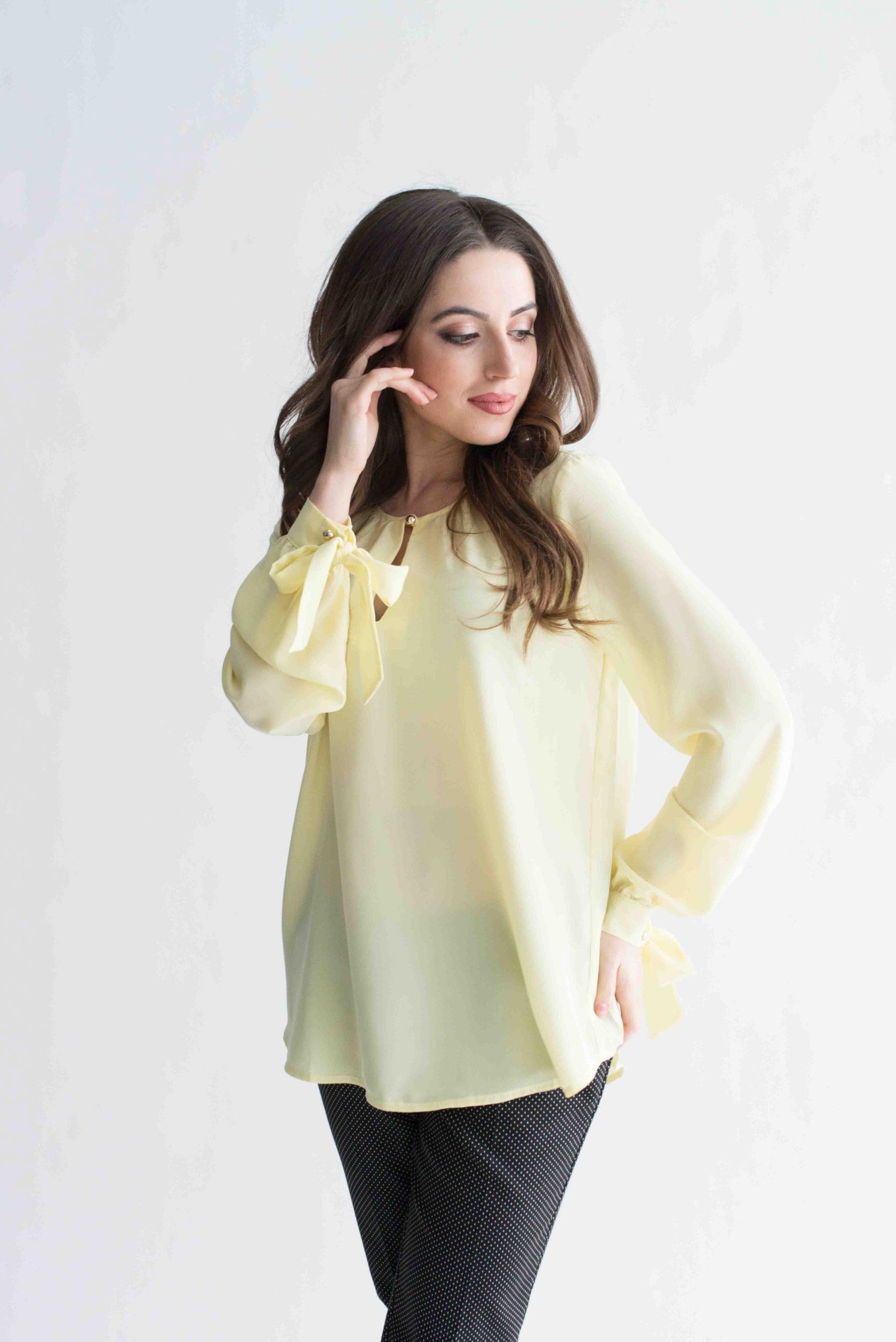 

Блуза прямого крою на зав язці у вигляді бантів 44 жовтуватий