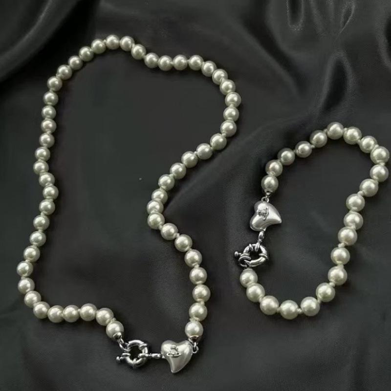 **Empress Dowager Pearl Heart Necklace: French Retro Resin Peach Clavicle Chain for Women**