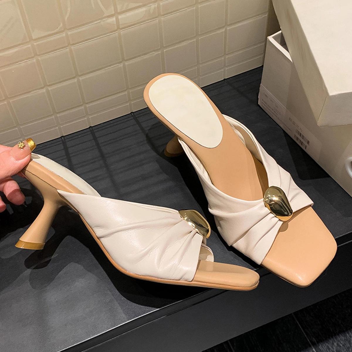 

Версия из овчины~ Французский ретро высококлассный сказочный стиль темперамент высокие каблуки женские плиссированные металлическая пряжка однословные крутые шлепанцы 40