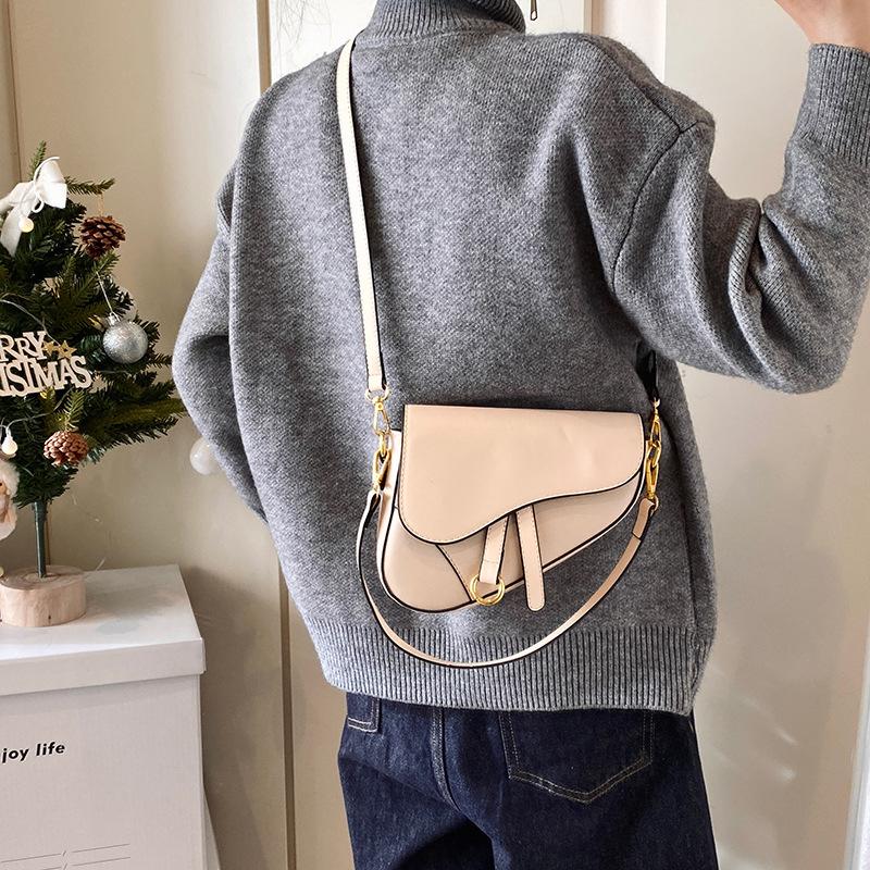 

Дизайнерская сумка 2025 новая сумка женская простая кроссбоди на плечо подмышку модная текстурная сумка-седло 19.5*6.5*17 хаки