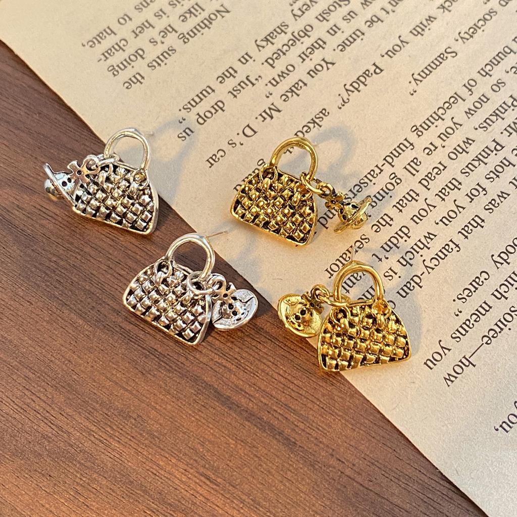 Brincos de Tarraxa Formato de Bolsa de Metal Retrô Estilo Hong Kong Exquisitos Literários de Nicho Personalidade Única Senso de Design Brincos Femininos