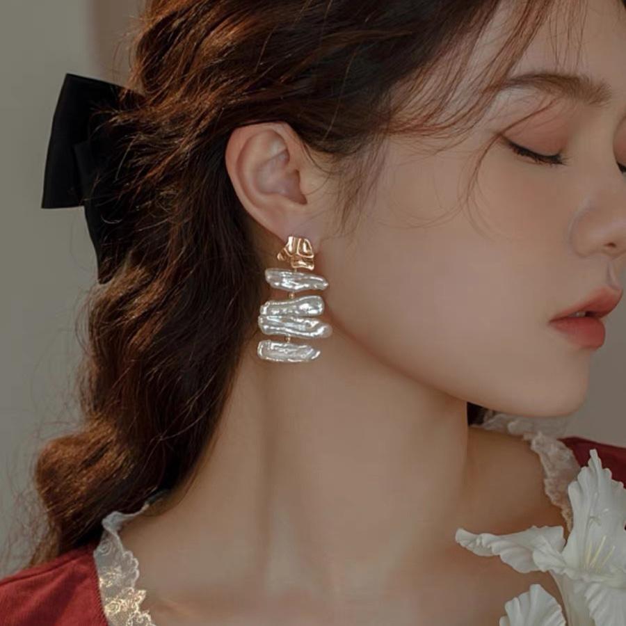 

Exquisite design natural special-shaped baroque pipa freshwater pearl earrings French light luxury high-end personalized stud earrings Silver needle