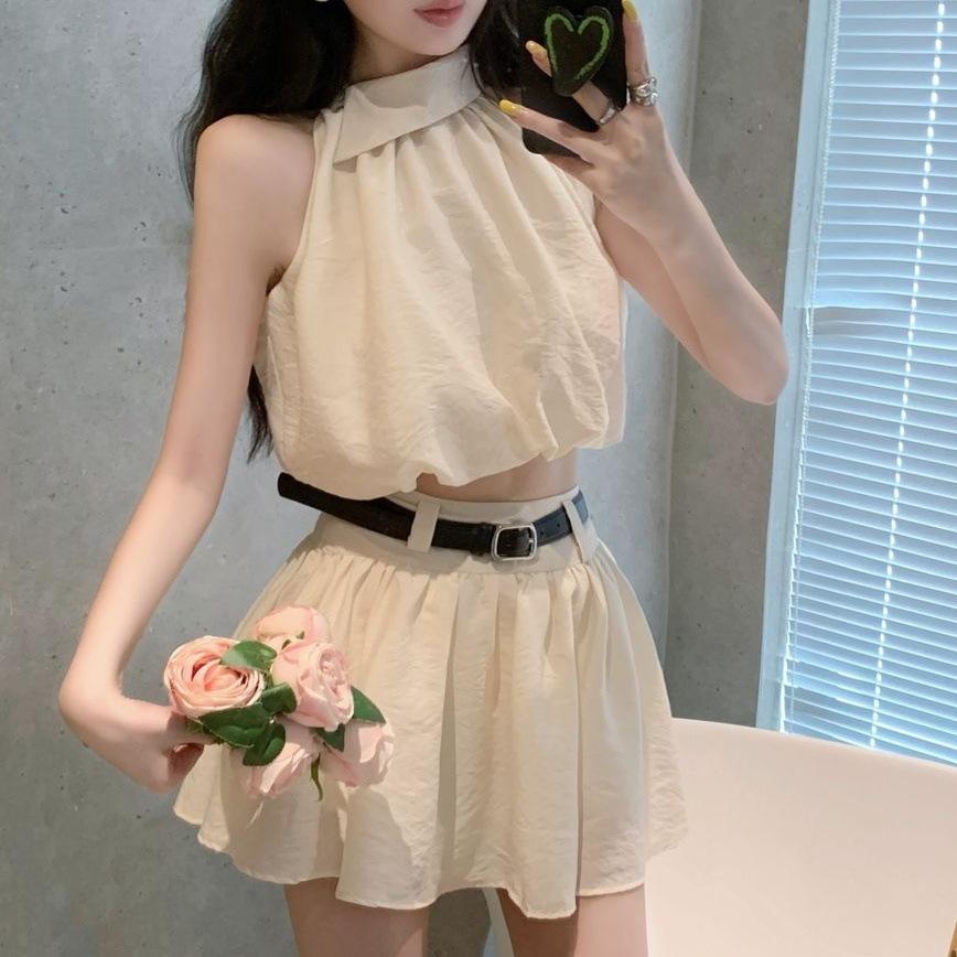 This year, a beautiful suit skirt is popular for women s summer tops, and a complete set of pleated skirts is worn. A two-piece set of Royal Sister S