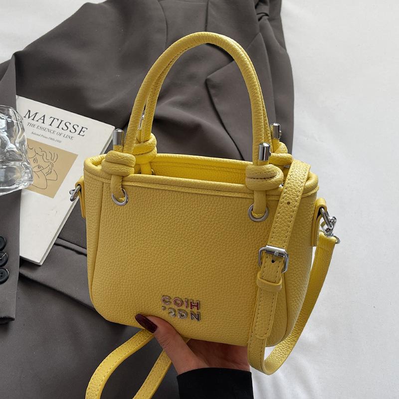 This year, the popular lychee pattern is simple and high-end, portable bucket bag, women's commuting versatile casual style messenger bag