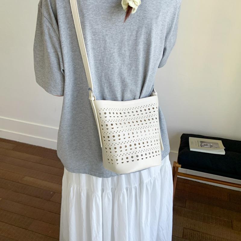 

New hollow engraved mobile phone bag bucket bag fashionable niche handbag retro commuter oblique span bag білий