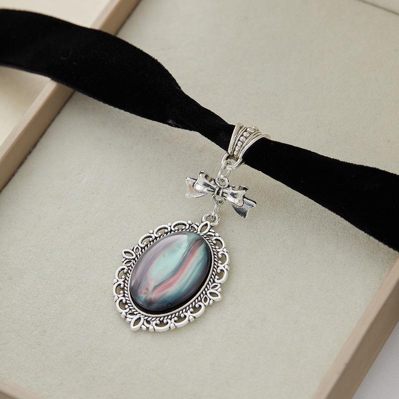 Gothic Vintage Oval Pendant Velvet Necklace Ladies Vampire Relief Witch Zircon Accessories Victoria Choker
