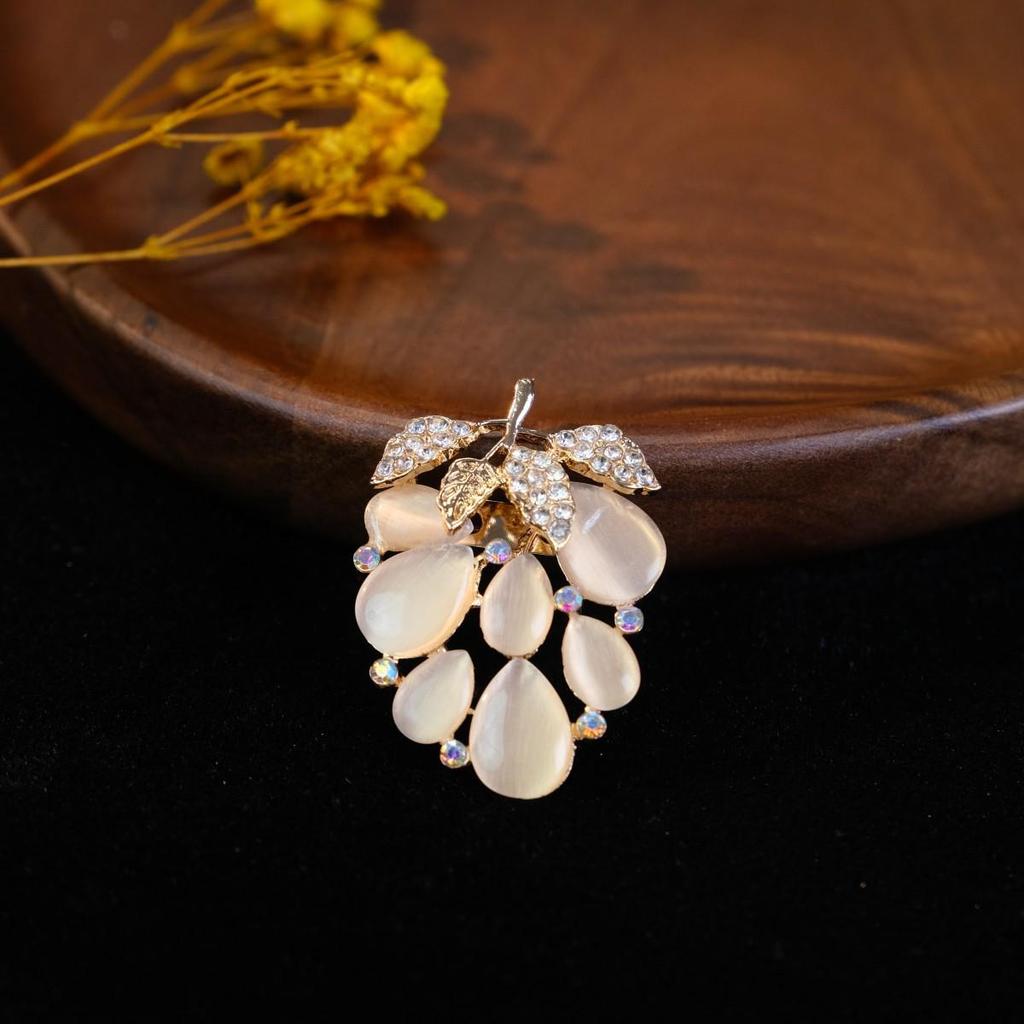 Broșă Elegantă Fluture Ochi de Pisică cu Strass-uri - Design Anti-Alunecare și Versatil